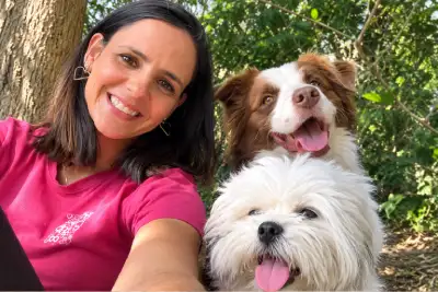 Família com seus cães