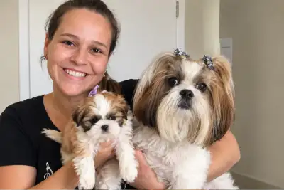 Família feliz com o filhote